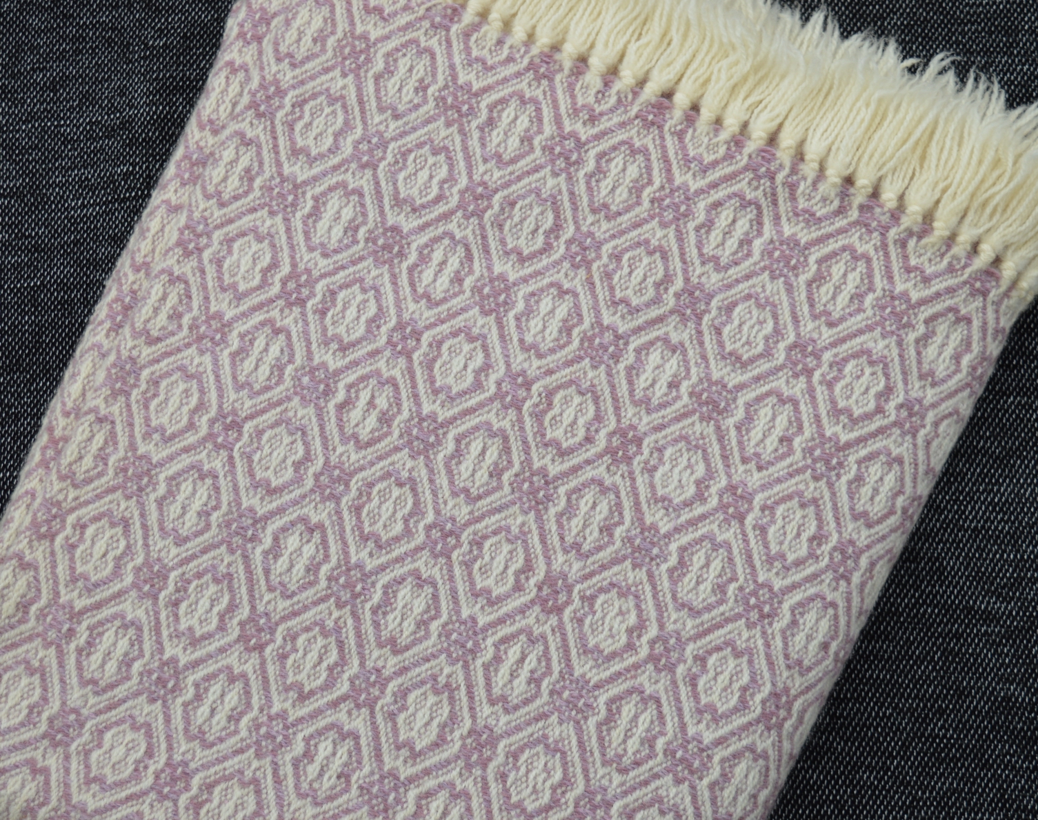 Double violet Rosenkransen wool blanket